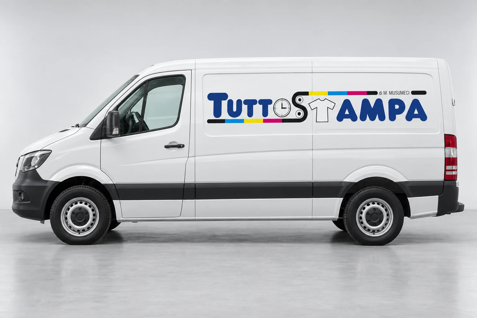 Furgone bianco personalizzato con il logo Tuttostampa — esempio illustrativo