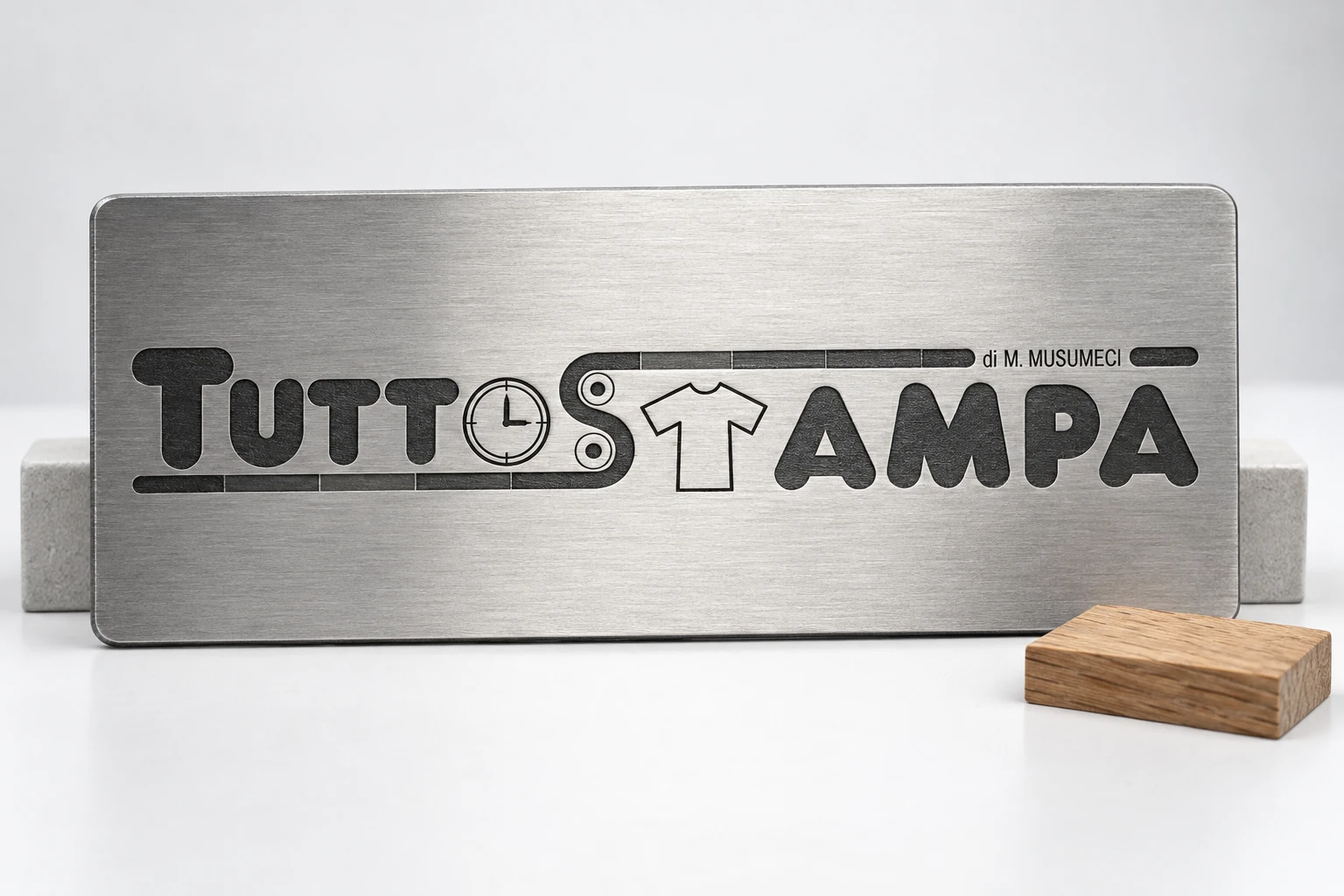 Targa metallica con logo Tuttostampa inciso — esempio illustrativo