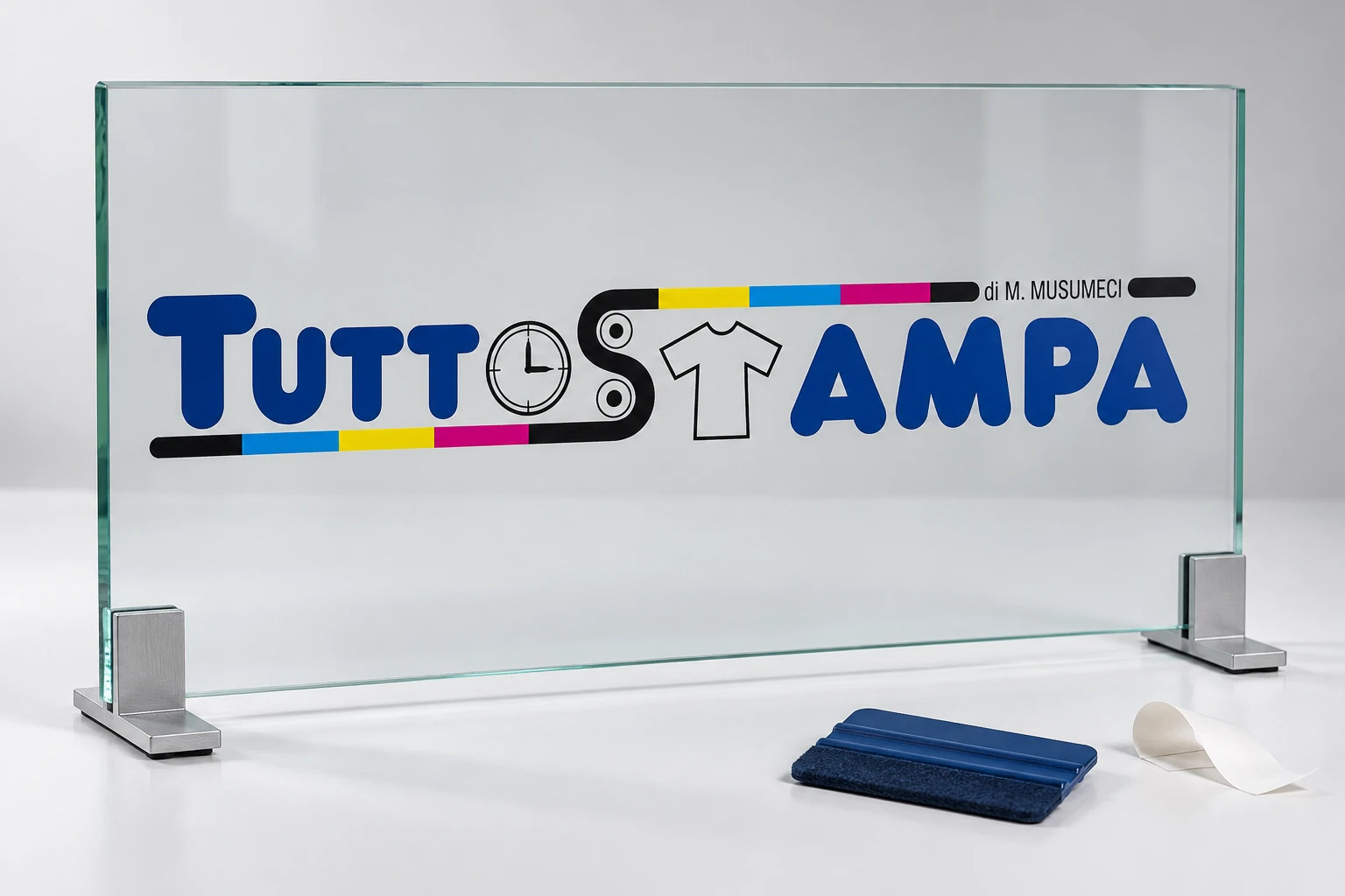 Logo Tuttostampa in vinile adesivo applicato su vetro — esempio illustrativo