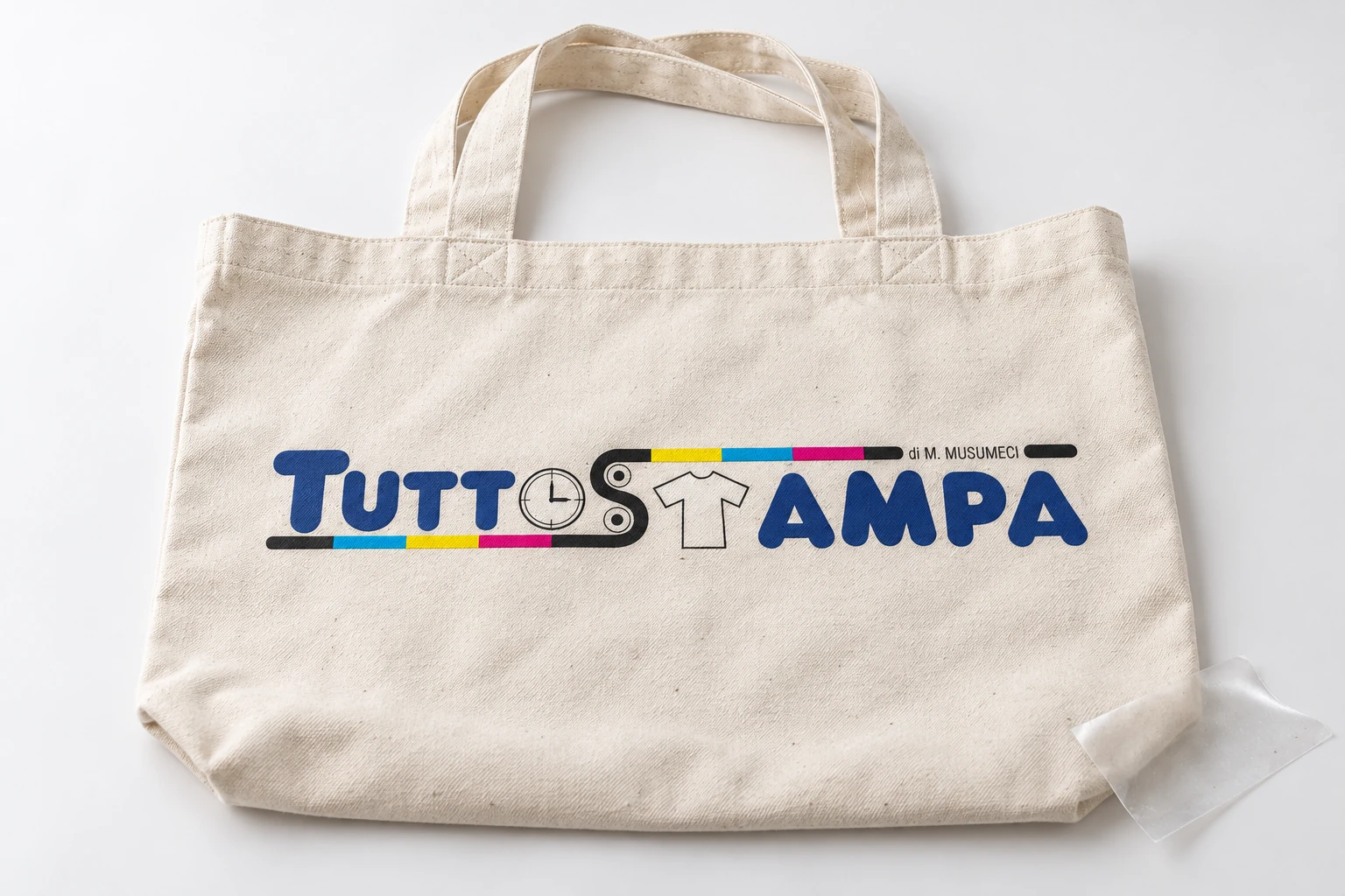Personalizzazione tessile con logo Tuttostampa trasferito a caldo — esempio illustrativo